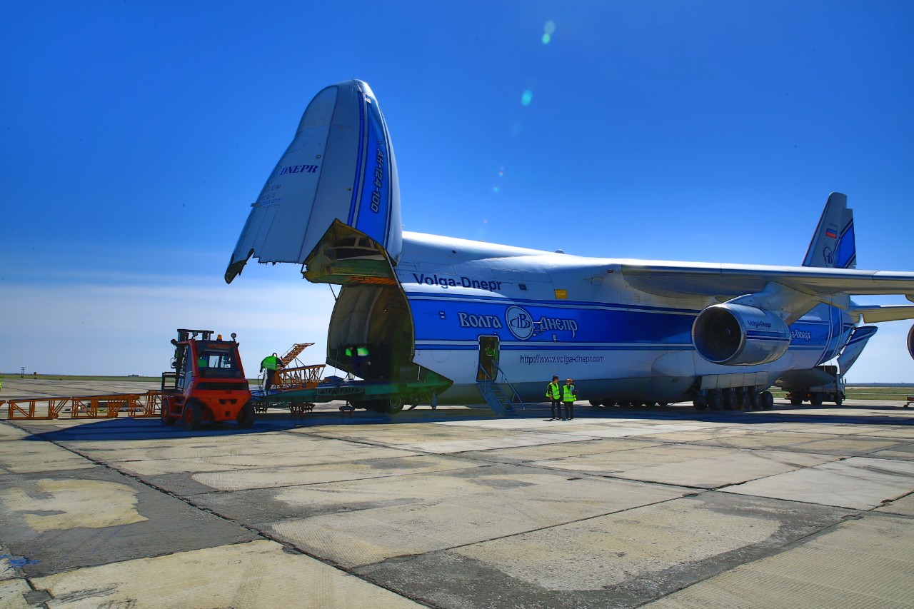 Preparations are underway to unload GX3 from the An-124 cargo aircraft