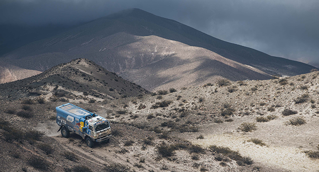 Truck crossing desert on the Red Bull Dakar Rally