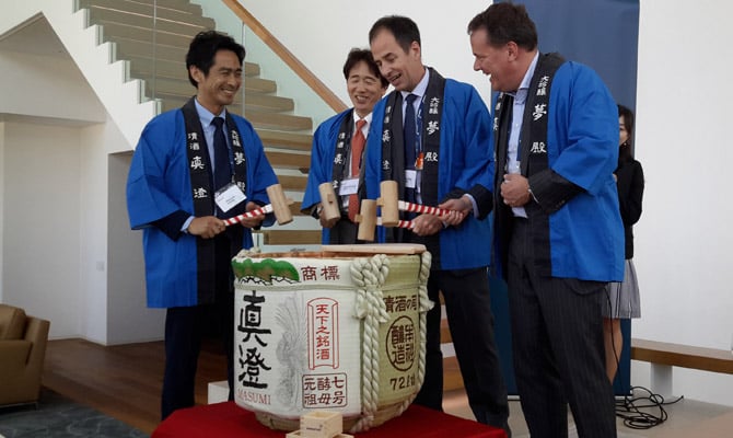 Kagamibiraki sake ceremony to mark the opening of Inmarsat's Tokyo office