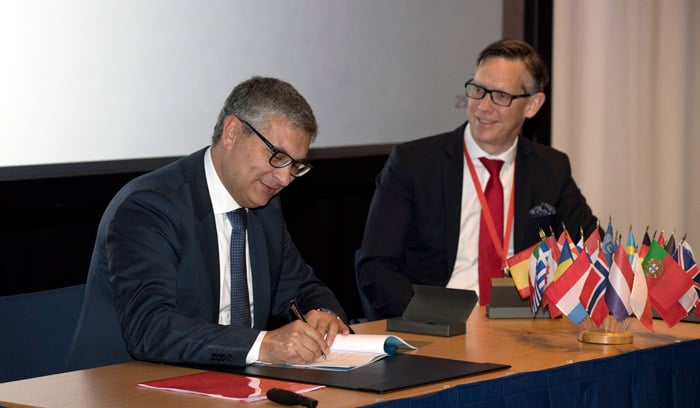 ESA’s Carlo Elia and Inmarsat’s Andy Start sign the Govsatcom Precursor Pacis‑6 contract at ESA ESTEC. Pacis‑6 will see the creation of a new open platform for pooling and sharing of commercial secure satcom services. (© ESA‑G. Porter)