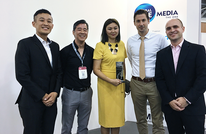 The Inmarsat Aviation Asia Pacific team collect the ‘Connectivity Enablement’ award from Inflight Magazine