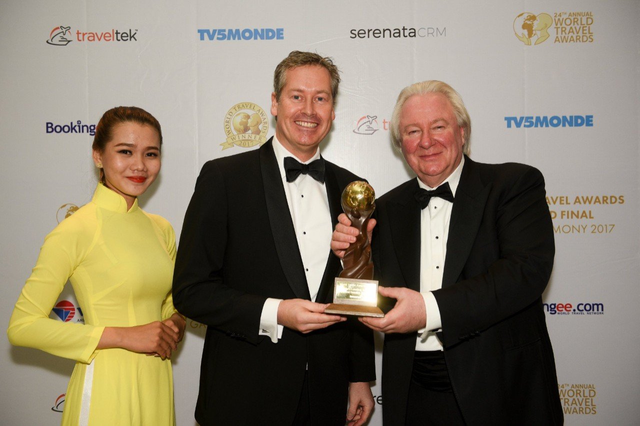 Frederik van Essen, Inmarsat Aviation Senior Vice President of Marketing & PR, collects the ‘World’s Leading Inflight Internet Service Provider’ trophy from Graham E Cooke, Founder and President of the World Travel Awards.