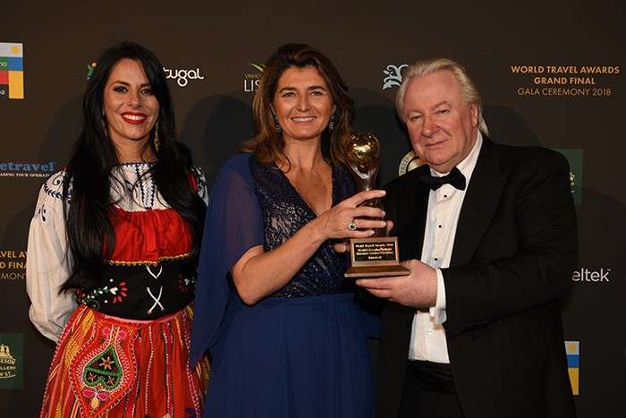 Isabelle Bachelier, Inmarsat’s Vice President of European Sales, collects the ‘World’s Leading Inflight Internet Service Provider’ trophy from Graham E Cooke, Founder and President of the World Travel Awards.