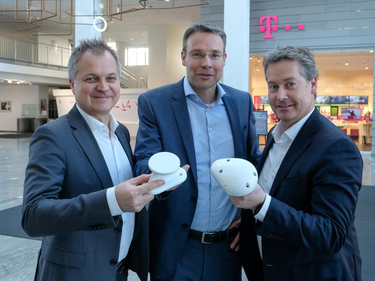 L-R: Thorsten Robrecht, Vice President Vertical Network Slices at Nokia, Rolf Nafziger, Senior Vice President, International Wholesale Business at Deutsche Telekom and Frederik van Essen, Senior Vice President at Inmarsat Aviation, holding EAN equipment