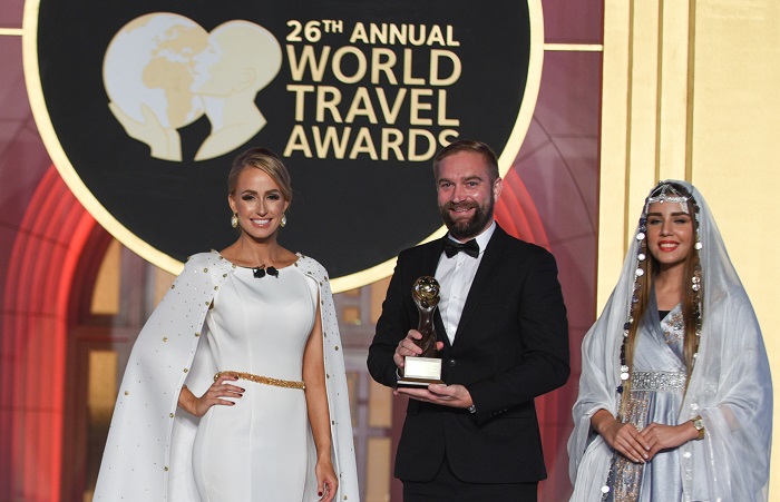 Inmarsat Aviation’s Regional Vice President Neale Faulkner collects the ‘World’s Leading Inflight Service Provider’ trophy at the World Travel Awards 2019.