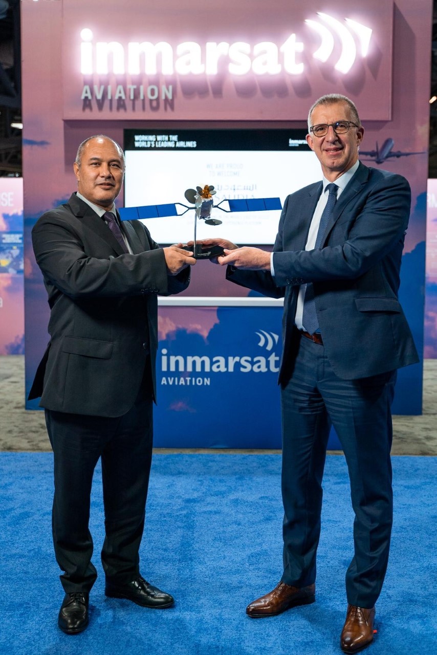 (L-R): Captain Ibrahim S. Koshy, SAUDIA CEO, and Philippe Carette, Inmarsat Aviation President, reinforce new inflight broadband partnership at APEX EXPO 2021 in Long Beach, California