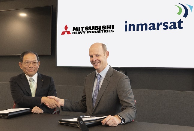 Masahiro Atsumi, Vice President & Senior General Manager for Space Systems at MHI and Rupert Pearce, CEO of Inmarsat, at the signing ceremony.