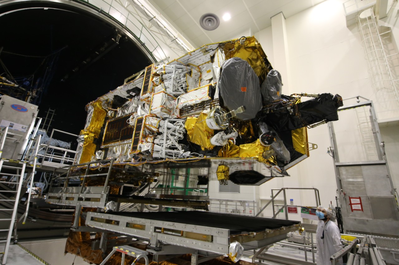 The first of Inmarsat’s I-6 satellites, I-6F1, which carries both L-band and Ka-band payloads, so is also known as GX6A, enters thermal vacuum testing in Toulouse, France. Manufactured in the UK and assembled in France, I-6F1 undergoes this test to simulate the harsh space environment prior to launch in H2 2021. [Credit: Inmarsat/Airbus Defence and Space]