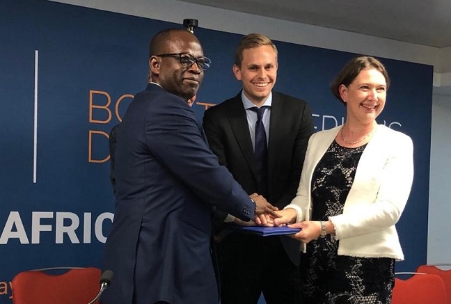 Lacina Kone, Director General of Smart Africa, Richard Carlsen, SVP International Business Development of Vipps, and Trudy Cooke, Inmarsat Group General Counsel, at the MoU signing.