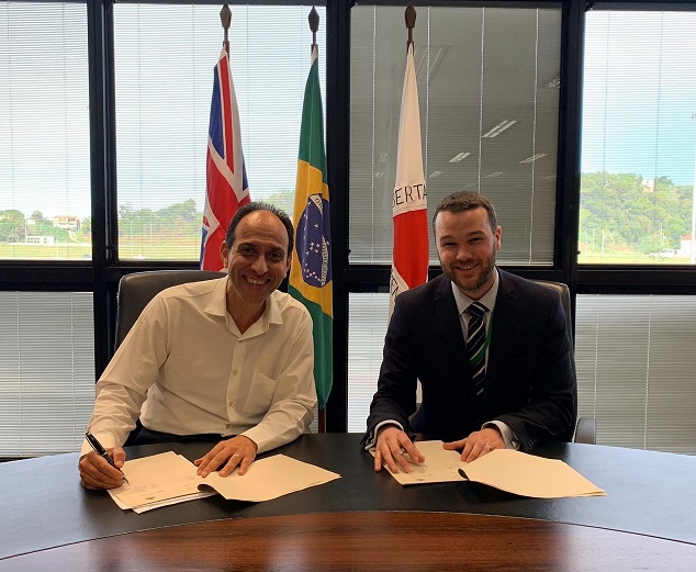  Colonel Guedes of Minas Gerais State Government signs the MoU with Inmarsat Mining Sector Development Director Joe Carr