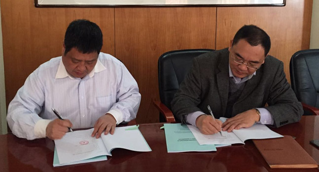 Contract signing ceremony with Mr. Zhang Chuan Qin, EVP of Nanjing Tankers Corporation (right), and Mr. Song Zhen, Vice President of Sales and Marketing for MCN.