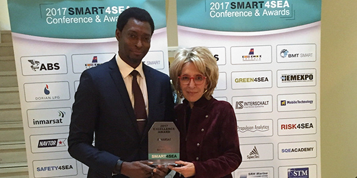 Drew Brandy, Senior Vice President, Market Strategy, Inmarsat Maritime receives the award from Athina Vezyri, Chairman, SRH Marine