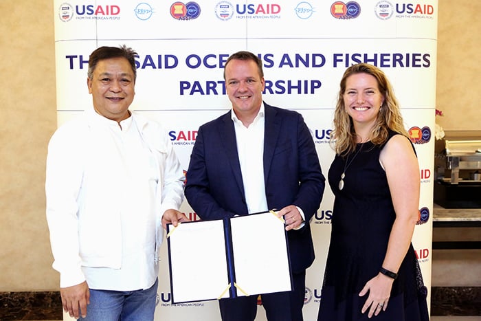 USAID and Inmarsat signs collaborative agreement to help commercial fishing crews promote sustainable fishing in Southeast Asia.