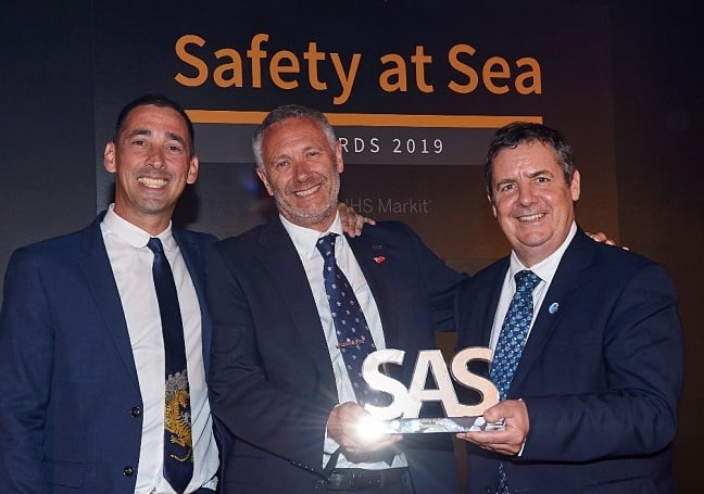 Peter Broadhurst receiving the award from broadcaster Colin Murray (left) and Guy Platten, Secretary General, International Chamber of Shipping.