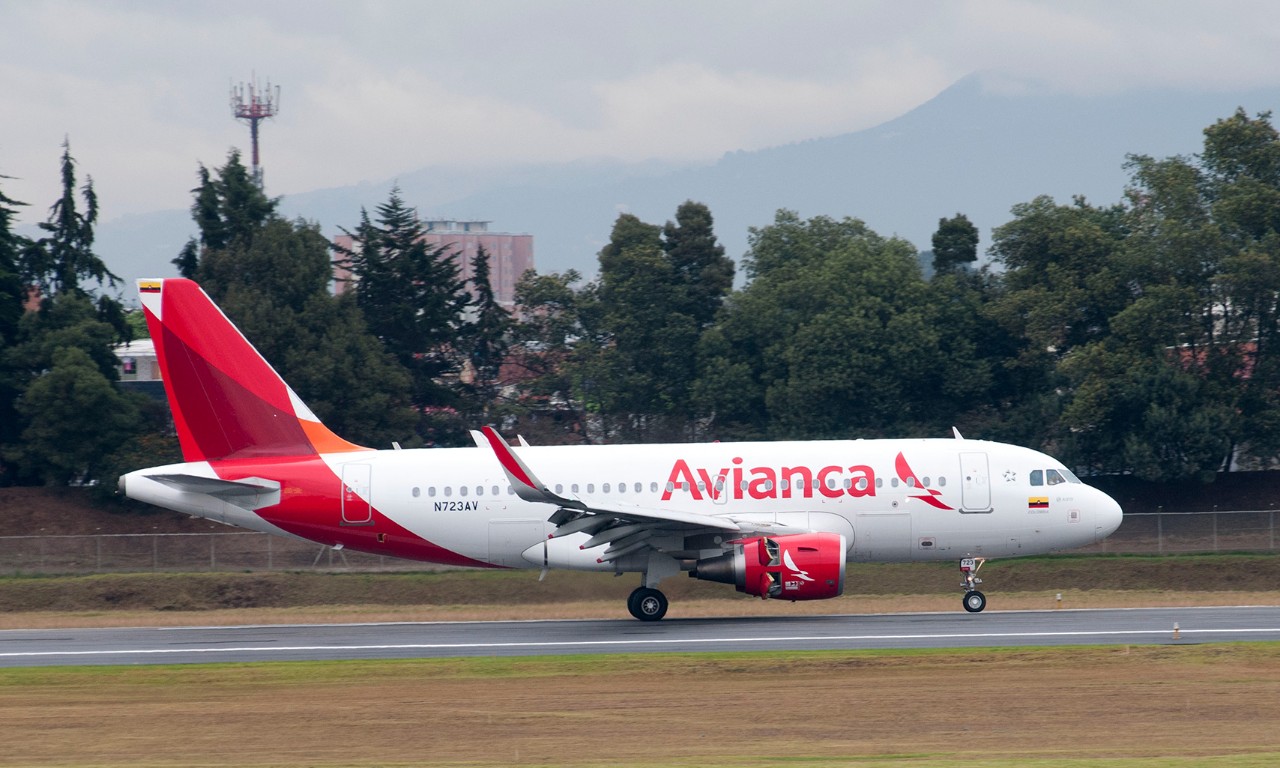 Avianca A319 landing